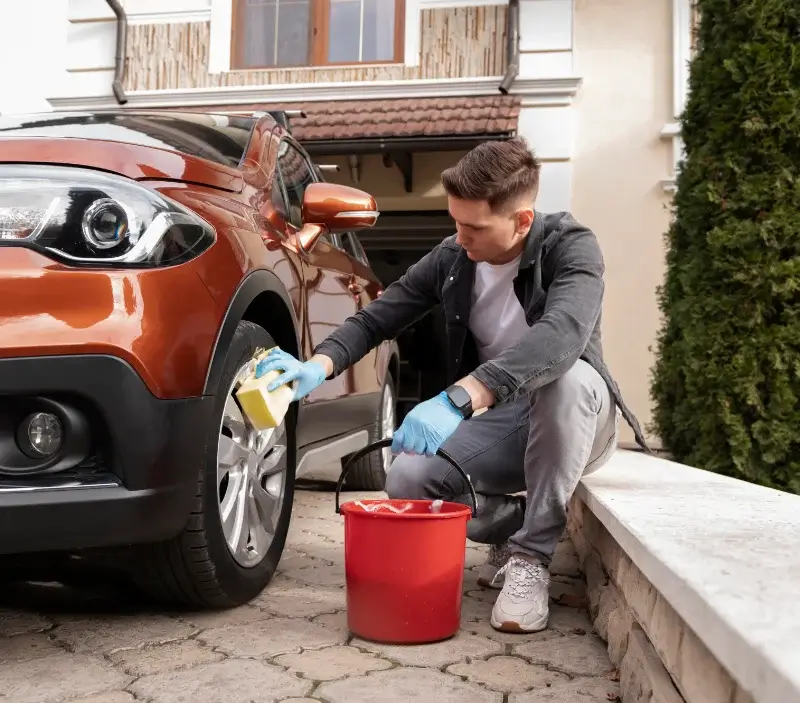 Lavage auto à domicile Mézières-en-Vexin : professionnel intervenant sur un véhicule
